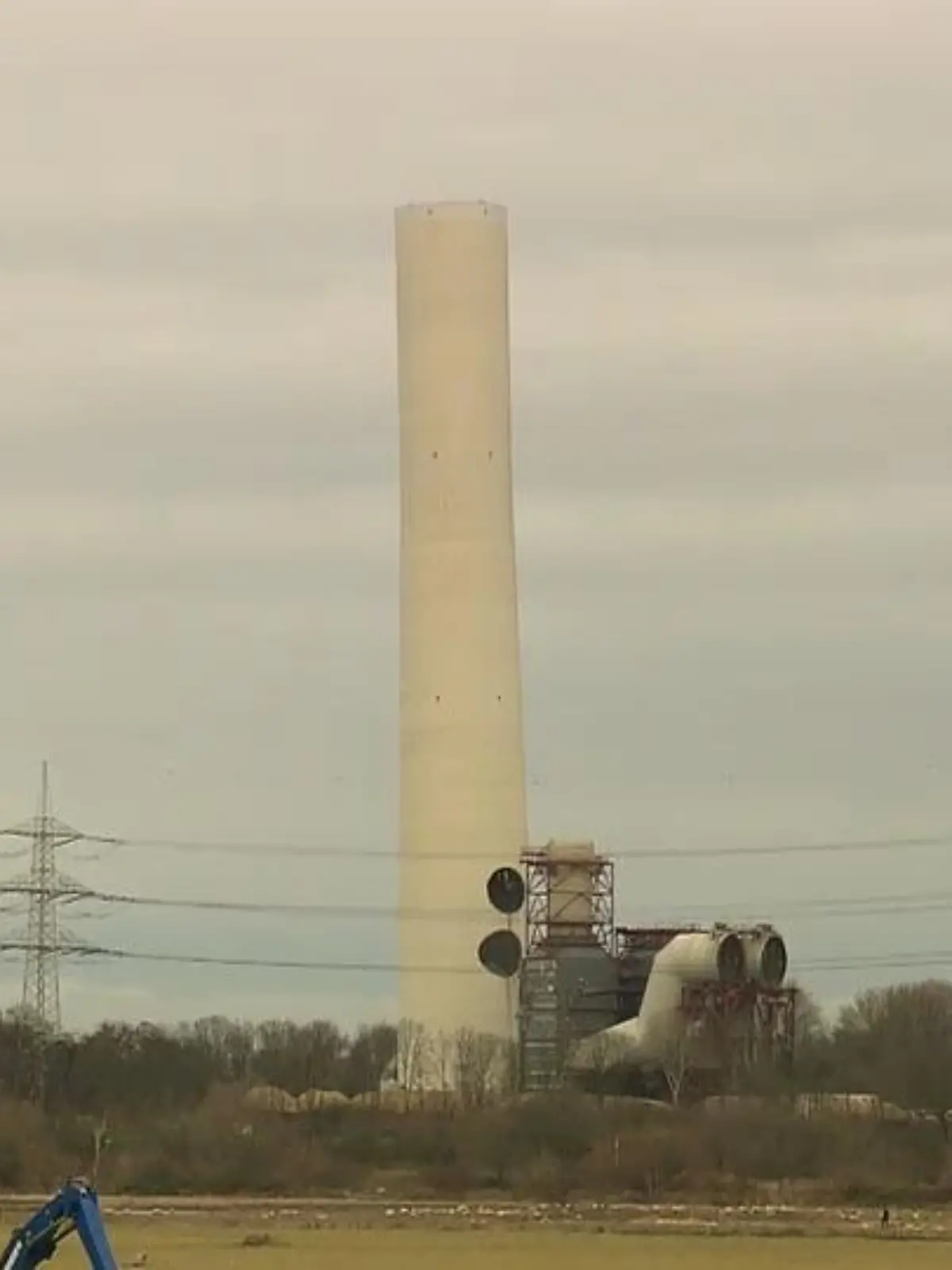 Bild zu: "Schornstein-Sprengung in Voerde"