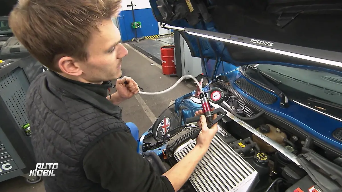 Eine Handpumpe soll Aufschluss geben Fehlersuche