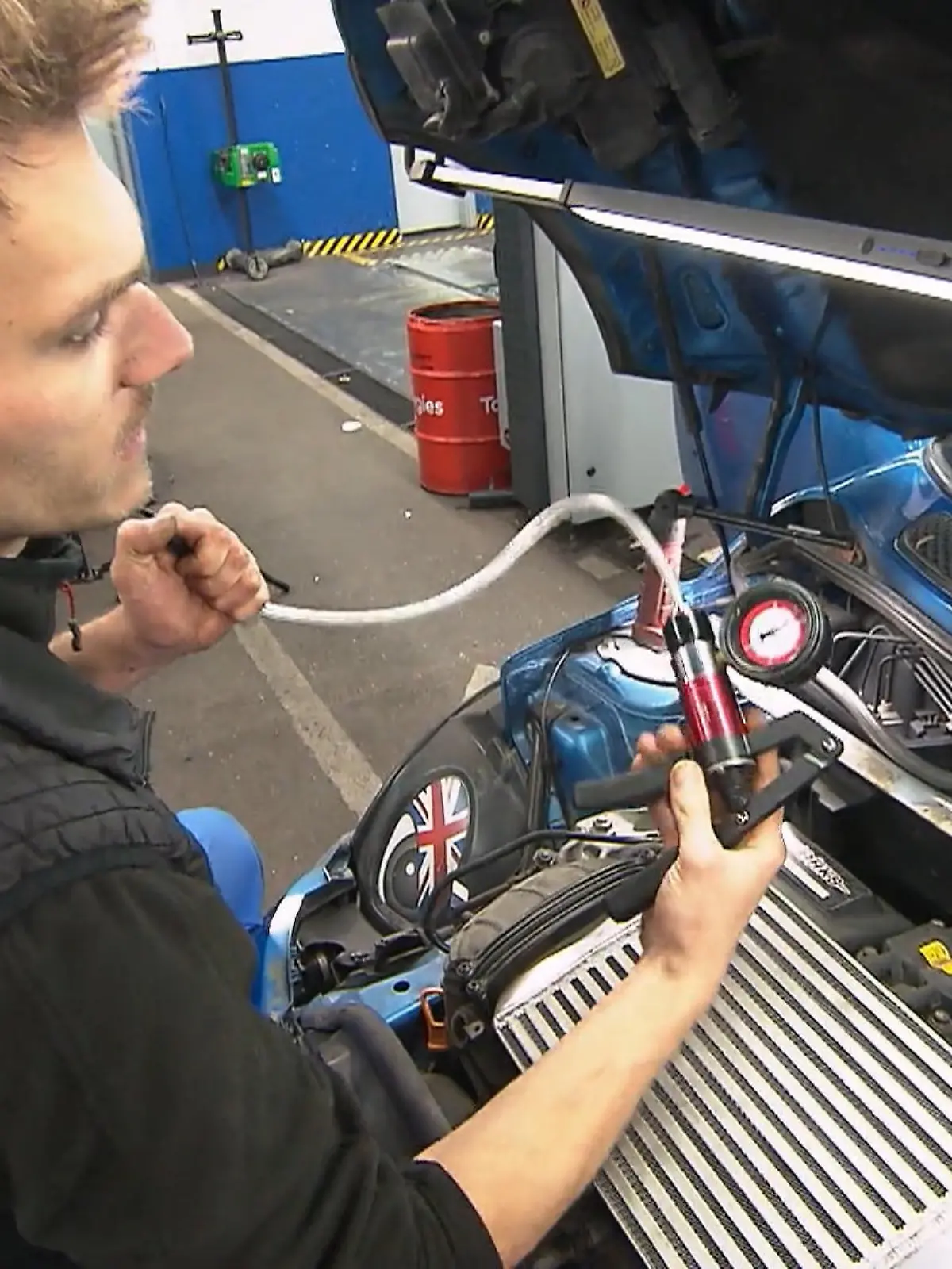 Bild zu: "Eine Handpumpe soll Aufschluss geben"