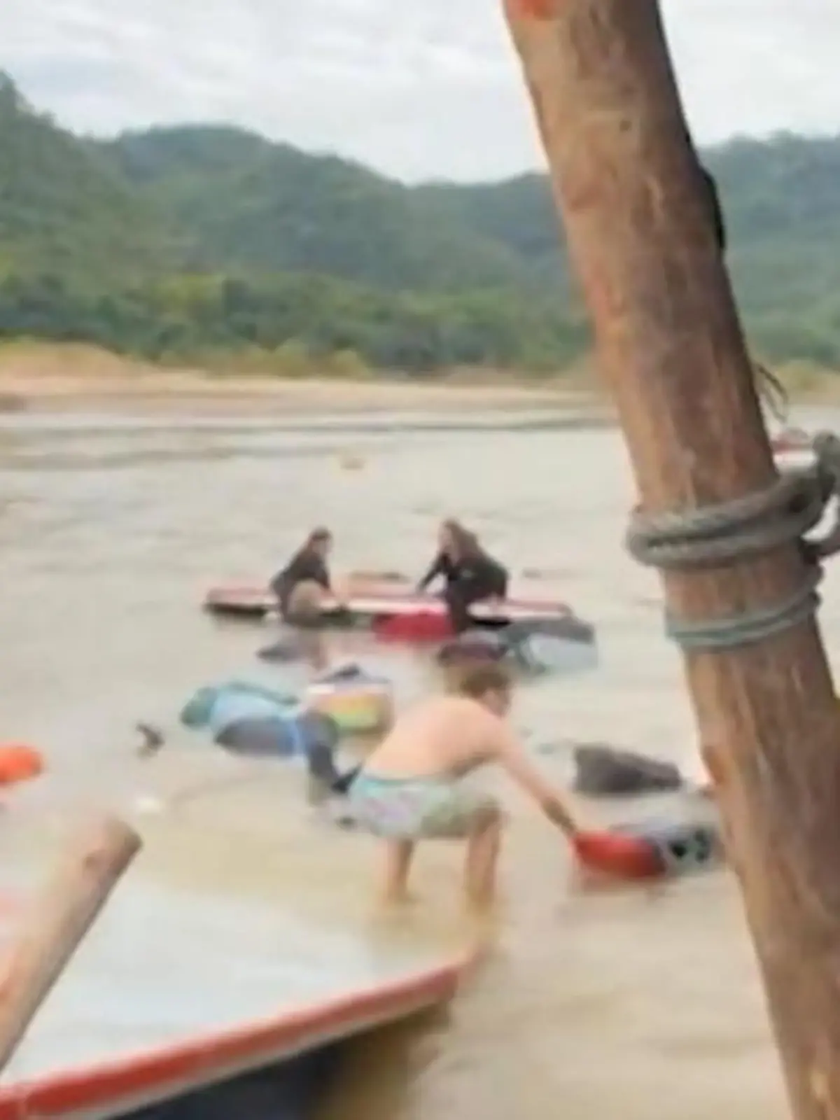 Bild zu: "Urlaubsfahrt endet im Fluss – 120 Touristen entkommen sinkendem Schiff nur knapp"