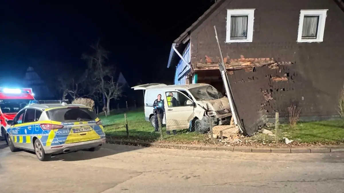 Haus-Crash - Plötzlich landet der Transporter in der Hauswand. Die Bewohnerin hatte Riesenglück!