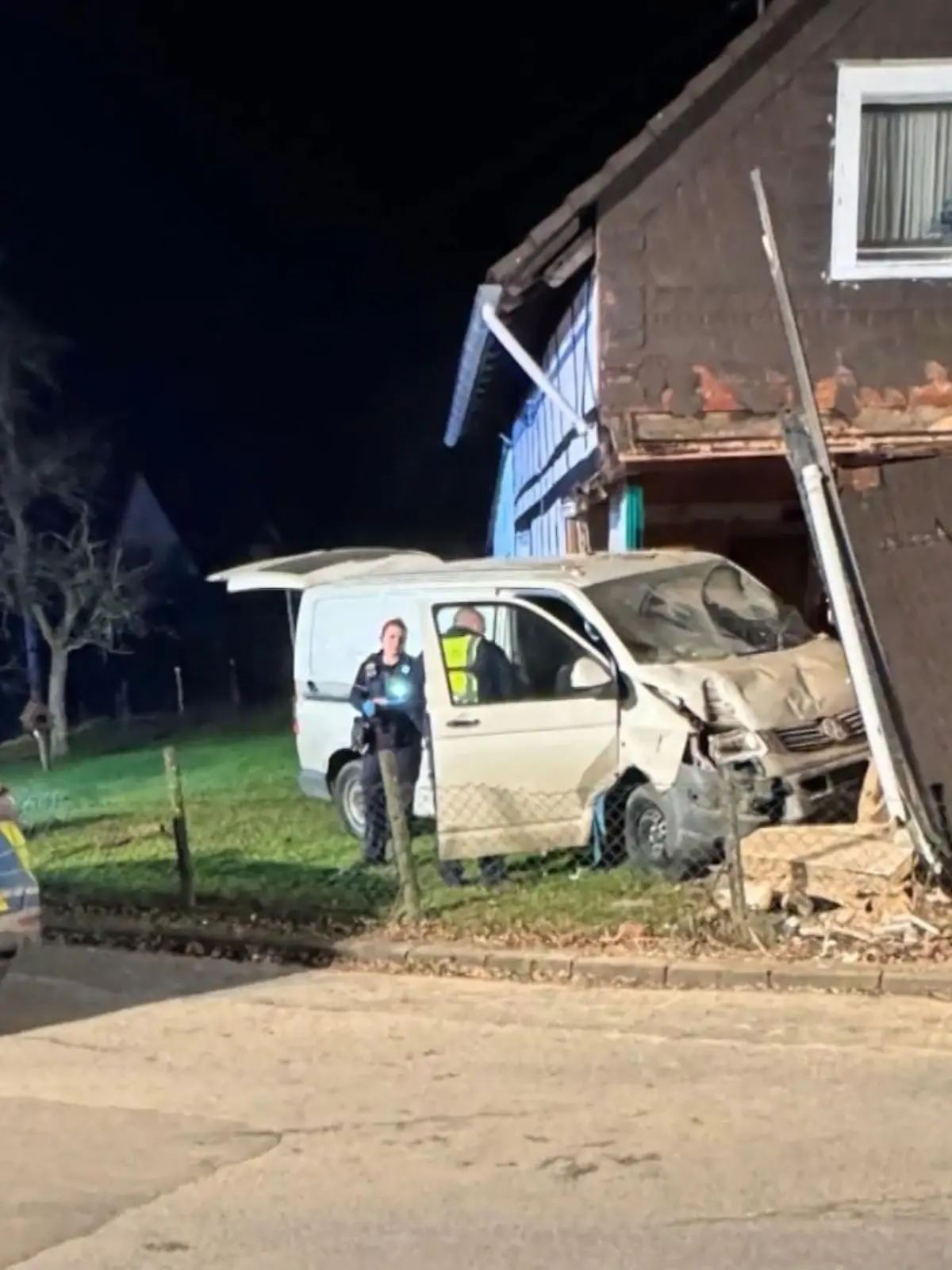 Bild zu: "Haus-Crash - Plötzlich landet der Transporter in der Hauswand."