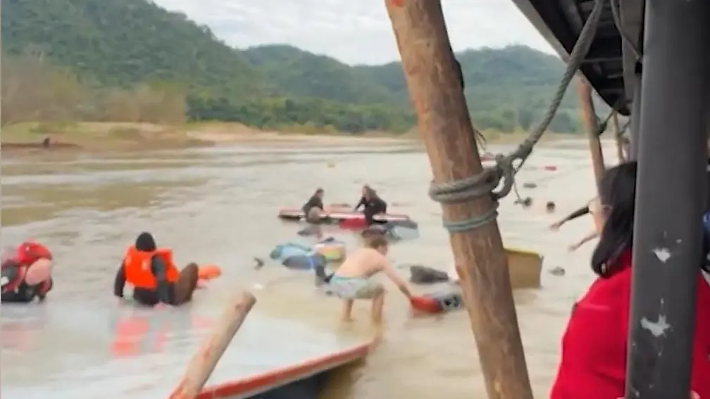 Touristenboot-sinkt-in-Laos-120-Passagiere-in-Lebensgefahr