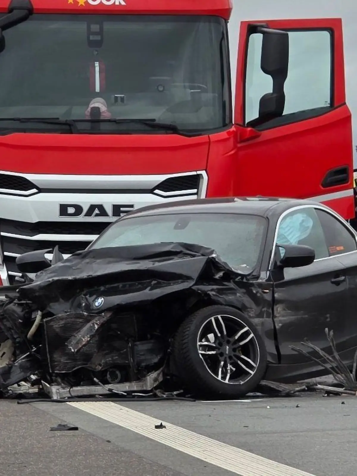 Polizisten sichern die Unfallstelle