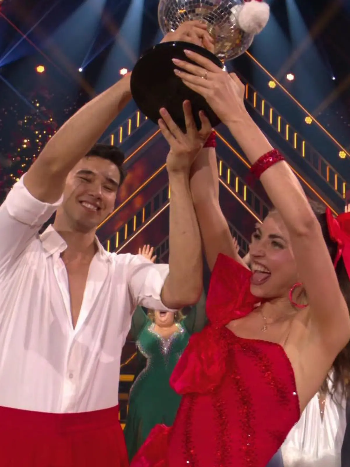 Bild zu: "Zweiter Sieg für IHN! Wir haben einen neuen „Christmas Dancing Star”"