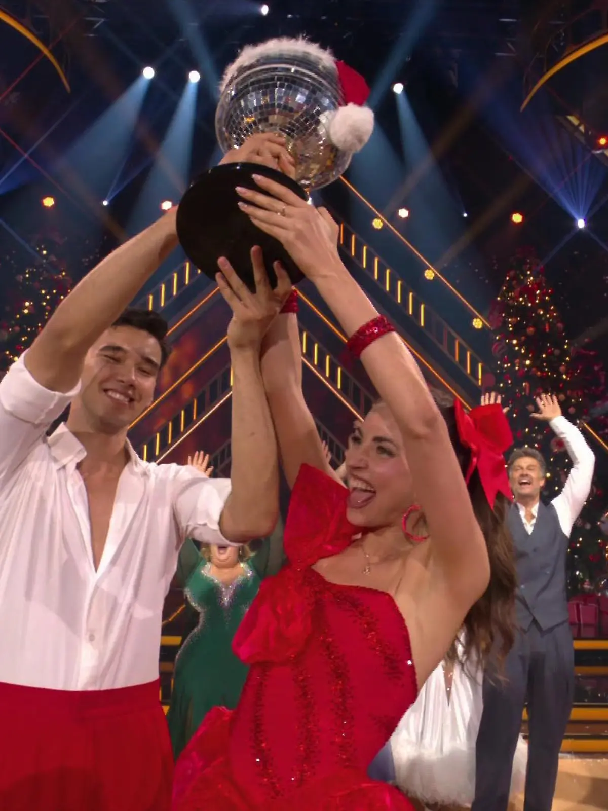 Bild zu: "Zweiter Sieg für IHN! Wir haben einen neuen „Christmas Dancing Star”"