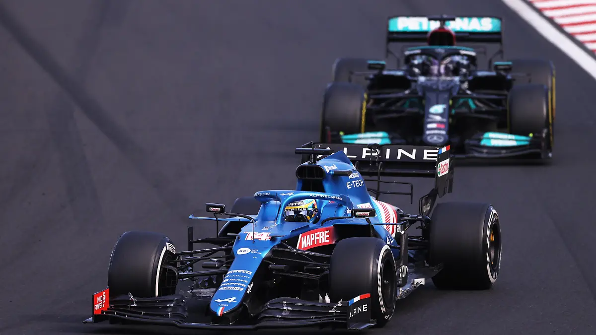 BUDAPEST, HUNGARY - AUGUST 01: Fernando Alonso of Spain driving the (14) Alpine A521 Renault leads Lewis Hamilton of Great Britain driving the (44) Mercedes AMG Petronas F1 Team Mercedes W12 during the F1 Grand Prix of Hungary at Hungaroring on August 01, 2021 in Budapest, Hungary. (Photo by Lars Baron/Getty Images)