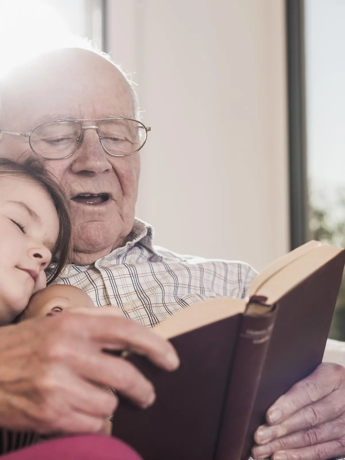  Grandfather reading out story for his granddaughter model released Symbolfoto property released PUBLICATIONxINxGERxSUIxAUTxHUNxONLY UUF09572
