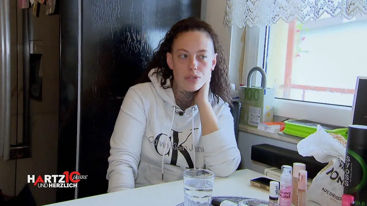 -Hartz-und-herzlich-Janine-blickt-auf-ihre-Karriere-als-Make-up-Artistin-zur-ck-und-r-umt-Fehler-ein