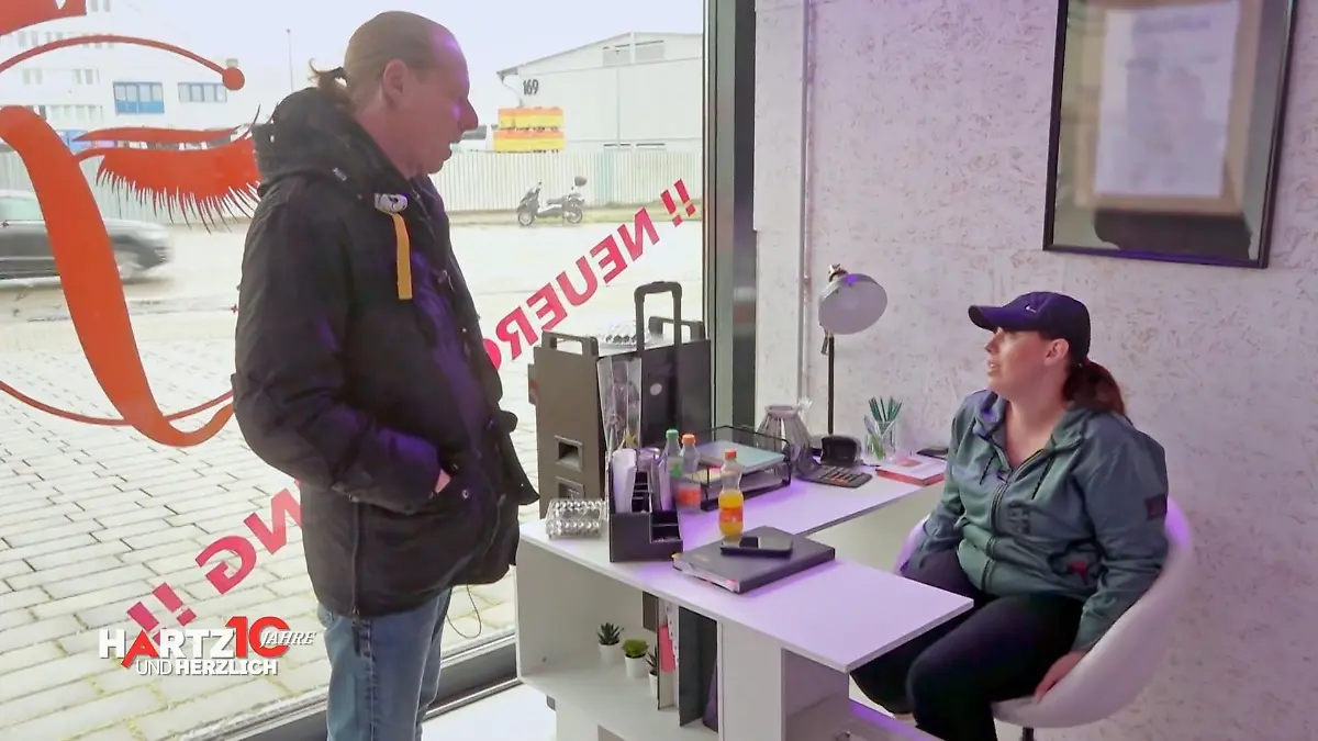 In ihrem Kosmetikstudio hat „Hartz und herzlich”-Janine damals nicht gerade alle Hände voll zu tun.