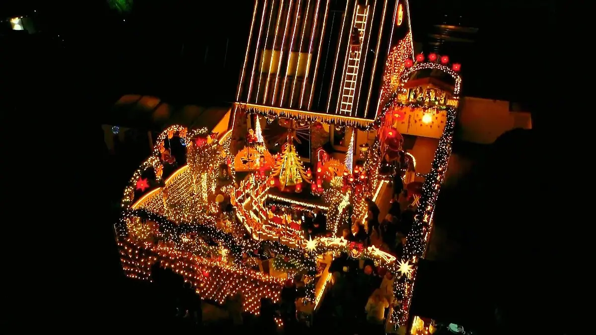 Sven lässt sein Haus zu Ehren seiner toten Frau erstrahlen Weihnachtshaus für die Liebe