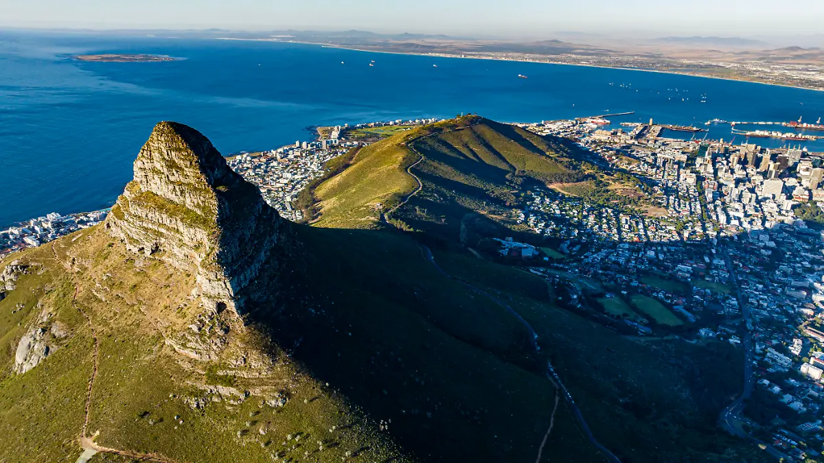Blick vom Tafelberg auf den Lion’s Head und Signal Hill