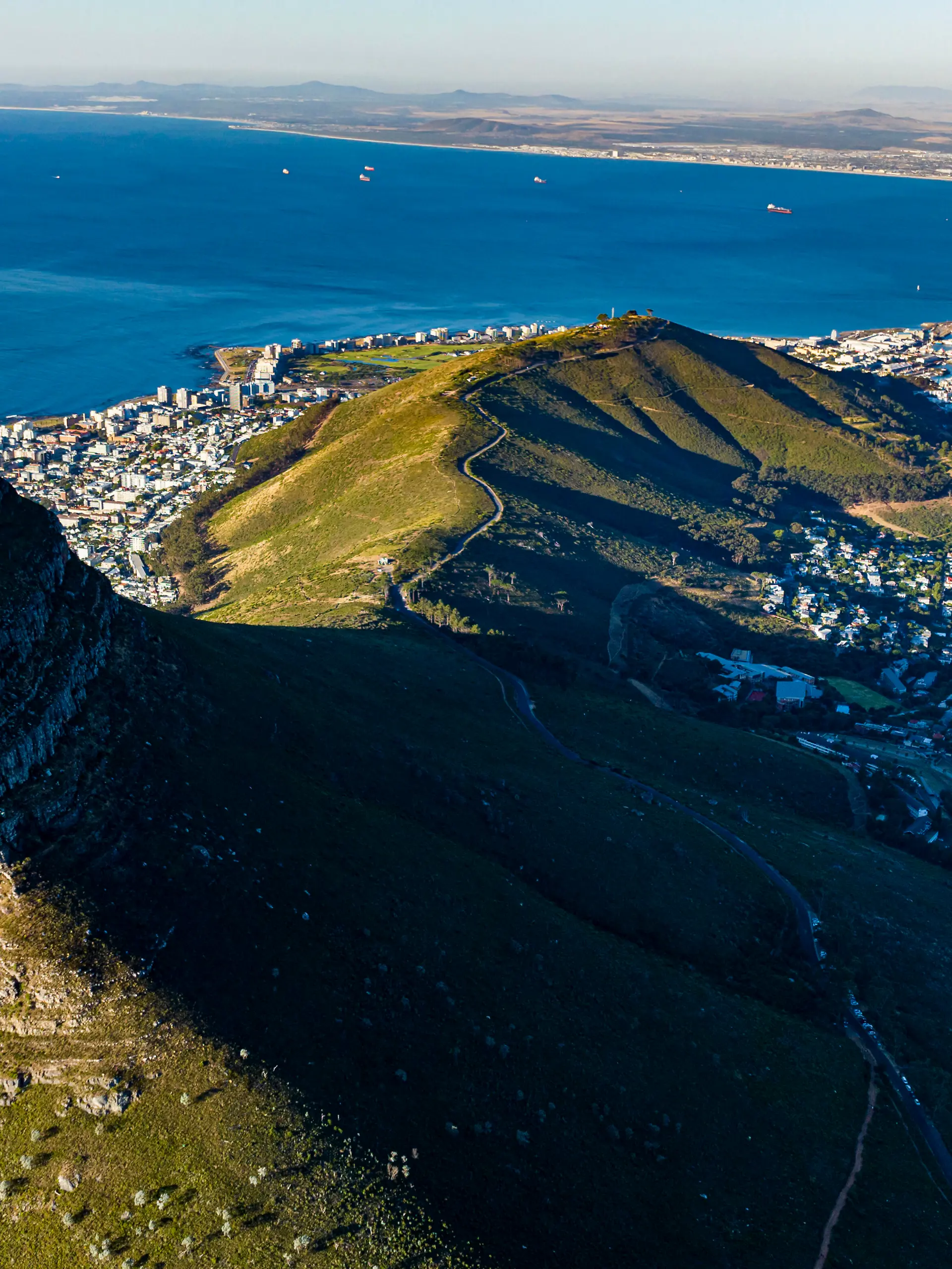 Blick vom Tafelberg auf den Lion’s Head und Signal Hill