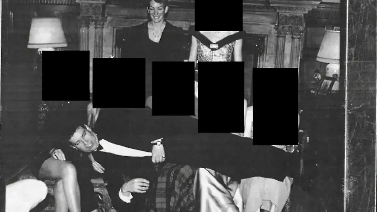 Dieses Foto bringt Ex-Prinz Andrew noch weiter in Erklärungsnot Royal räkelt sich auf fünf Frauen