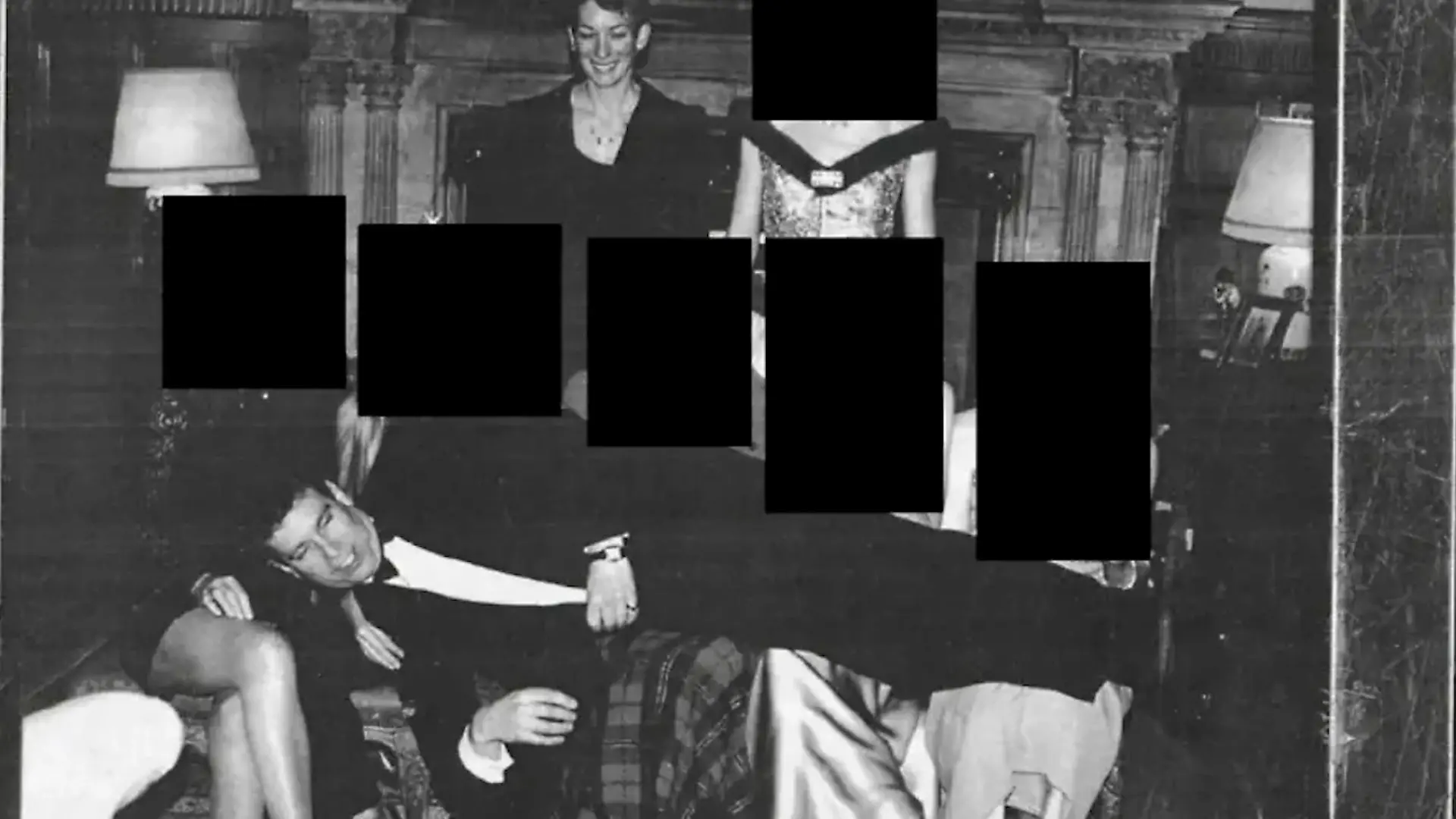 Dieses Foto bringt Ex-Prinz Andrew noch weiter in Erklärungsnot Royal räkelt sich auf fünf Frauen