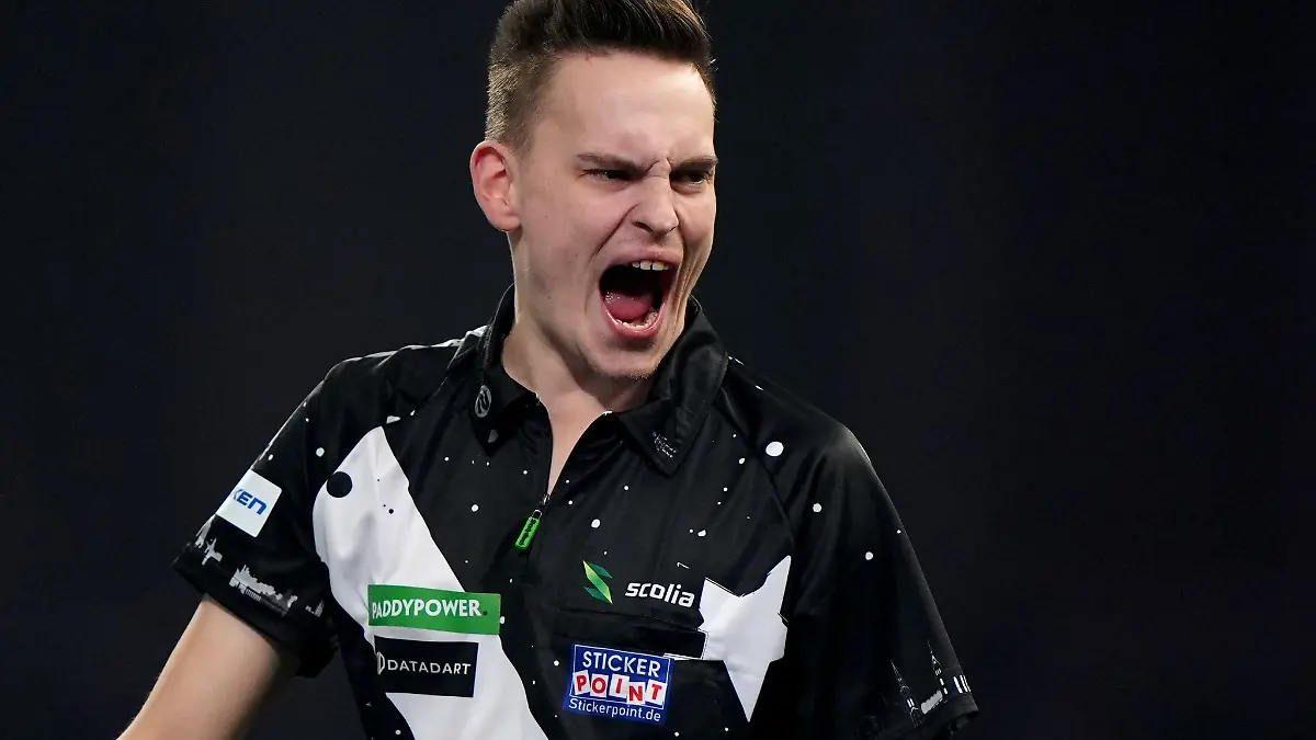 Dank-starker-Nerven-Darts-Profi-Pietreczko-in-Runde-drei