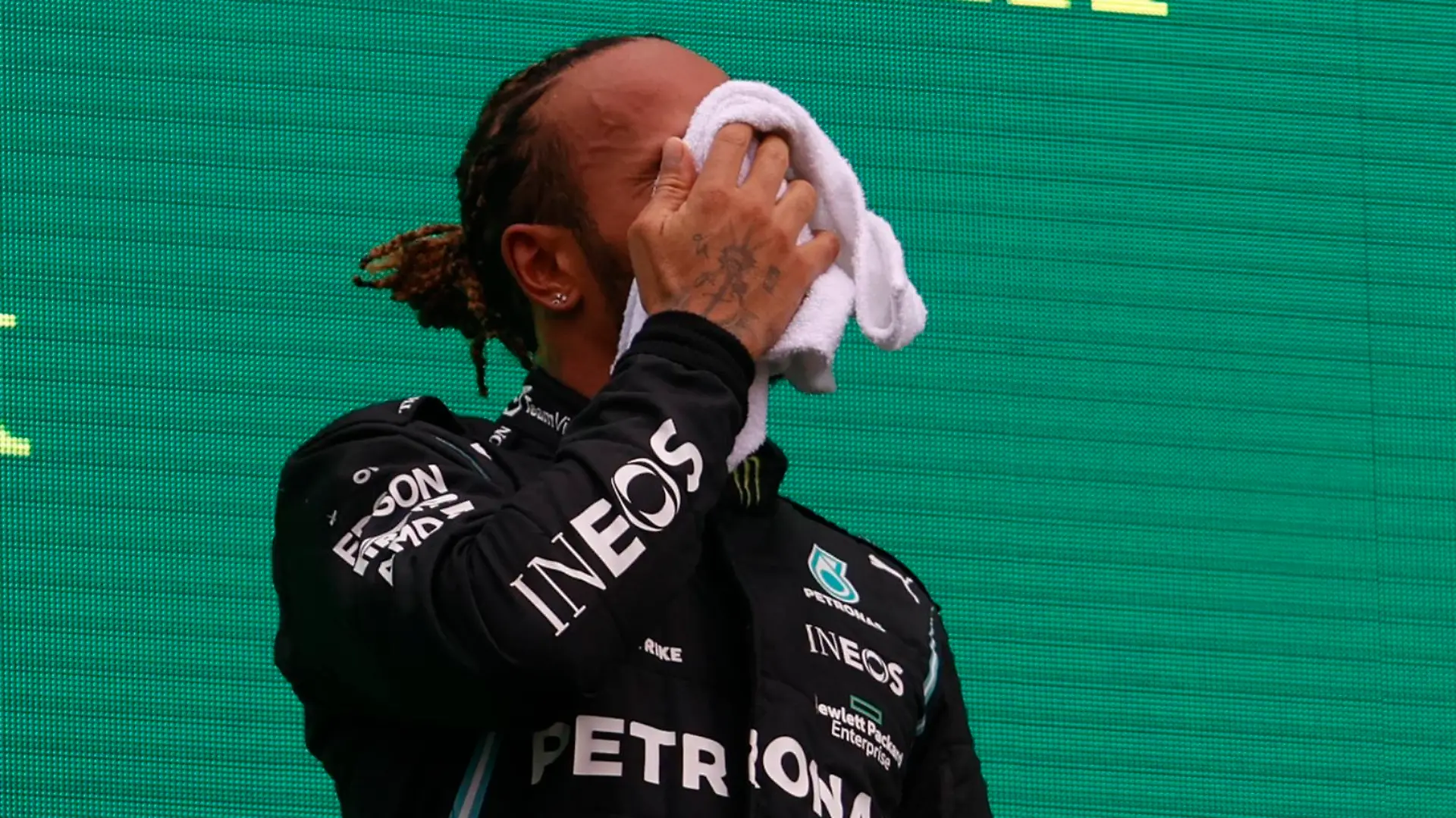 Lewis Hamilton hat wohl immer noch mit den Folgen einer Coronaerkrankung zu kämpfen.