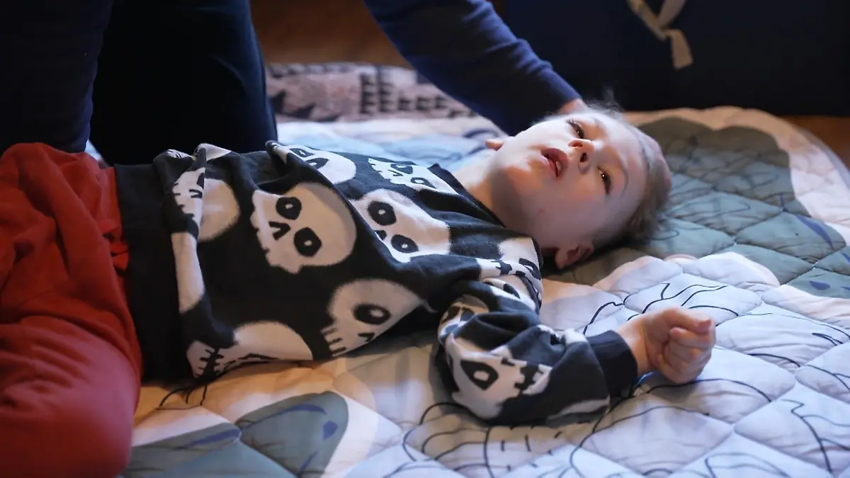 Chefarzt macht Fehler im Kreißsaal - Baby Felix ist behindert Mama Suleika kämpft für Felix