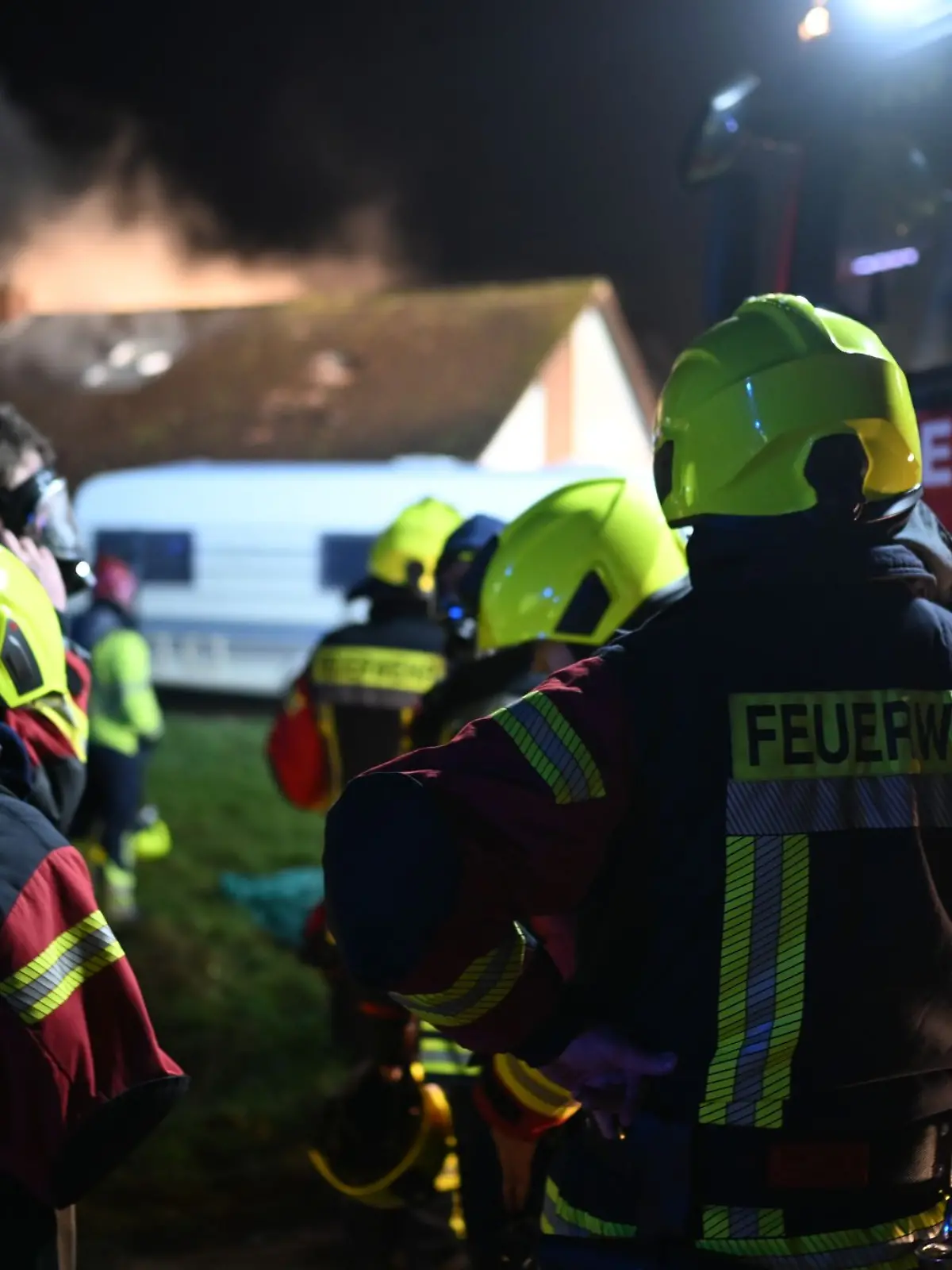 Bild zu: "Weihnachtsbaum setzt Haus bei Leer in Brand - worauf ihr zum Fest achten solltet"