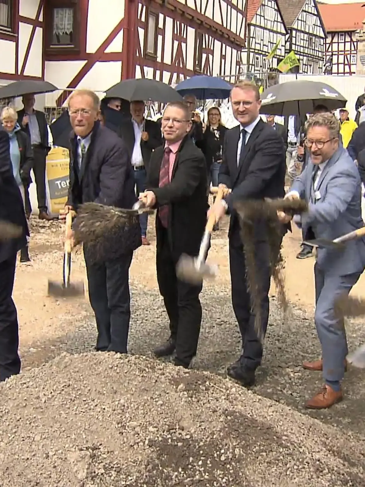 Kirtorf soll attraktiver und vorallem gesünder werden! Deshalb fand heute der Spatenstich für das hessische Modellprojekt „Kirtorfer Höfe“ statt. Neue Wohnungen, ein Zentrum für Haus- und Facharztpraxen, eine Apotheke und vieles mehr soll bald in Kirtorf entstehen. Das Modellprojekt wurde als erster Strategischer Sanierungsbereich im Förderprogramm Dorfentwicklung anerkannt.