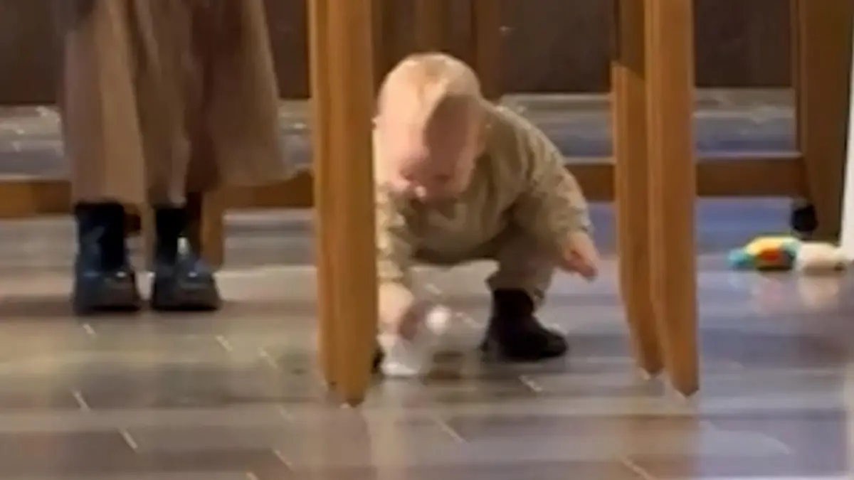 Kleiner Putzteufel! Bei Taufe von Bruder – süßes Kleinkind stiehlt allen die Show Charlie sorgt für Lacher in der Kirche