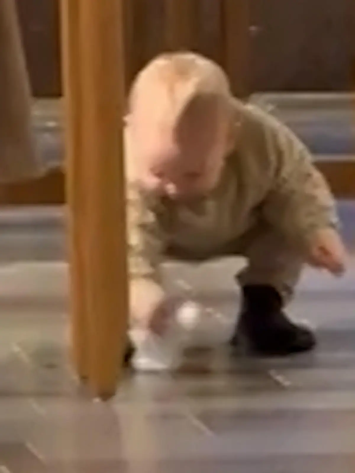 Bild zu: "Kleiner Putzteufel! Bei Taufe von Bruder – süßes Kleinkind stiehlt allen die Show"