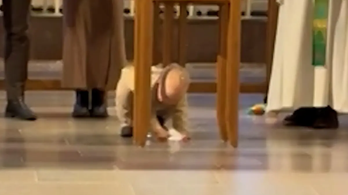 Schweden-Putzteufel-auf-Taufe-von-Bruder-s-es-Kleinkind-sorgt-f-r-Lacher-in-der-Kirche