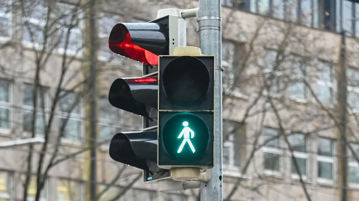 In der Innenstadt ist eine Fußgängerampel auf Dauergrün geschaltet. Über der Ampelanlage ist ein Sensor angebracht, der erst wenn ein Auto anfährt die Fußgängerampel auf rot schaltet. Dies ist Teil eines Pilotprojekts. Bis Ende des Jahres sollen auf den Test-Kreuzungen Daten dazu erfasst werden, was die passanten- und radfahrerfreundliche Ampel für Verkehr und Verkehrssicherheit bedeutet. (zu dpa: «Immer grün für Fußgänger - Pilotprojekt in Karlsruhe»)