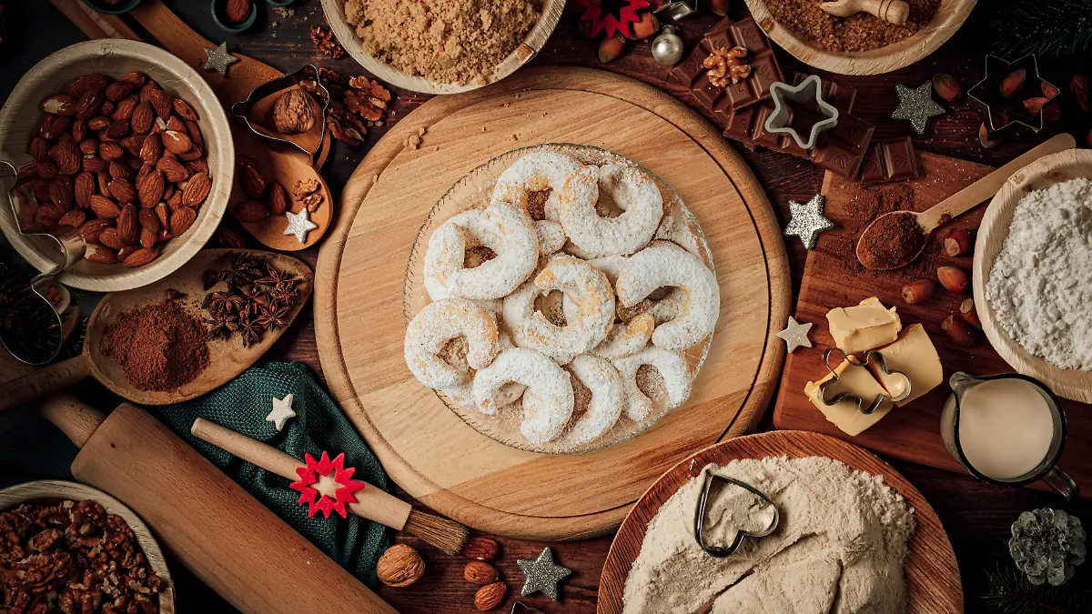 Teller mit Vanillekipferl, Backzutaten, Weihnachtsdeko, Mehl, Zucker, Mandeln, Nüsse, Zimt, Ausstechformen 