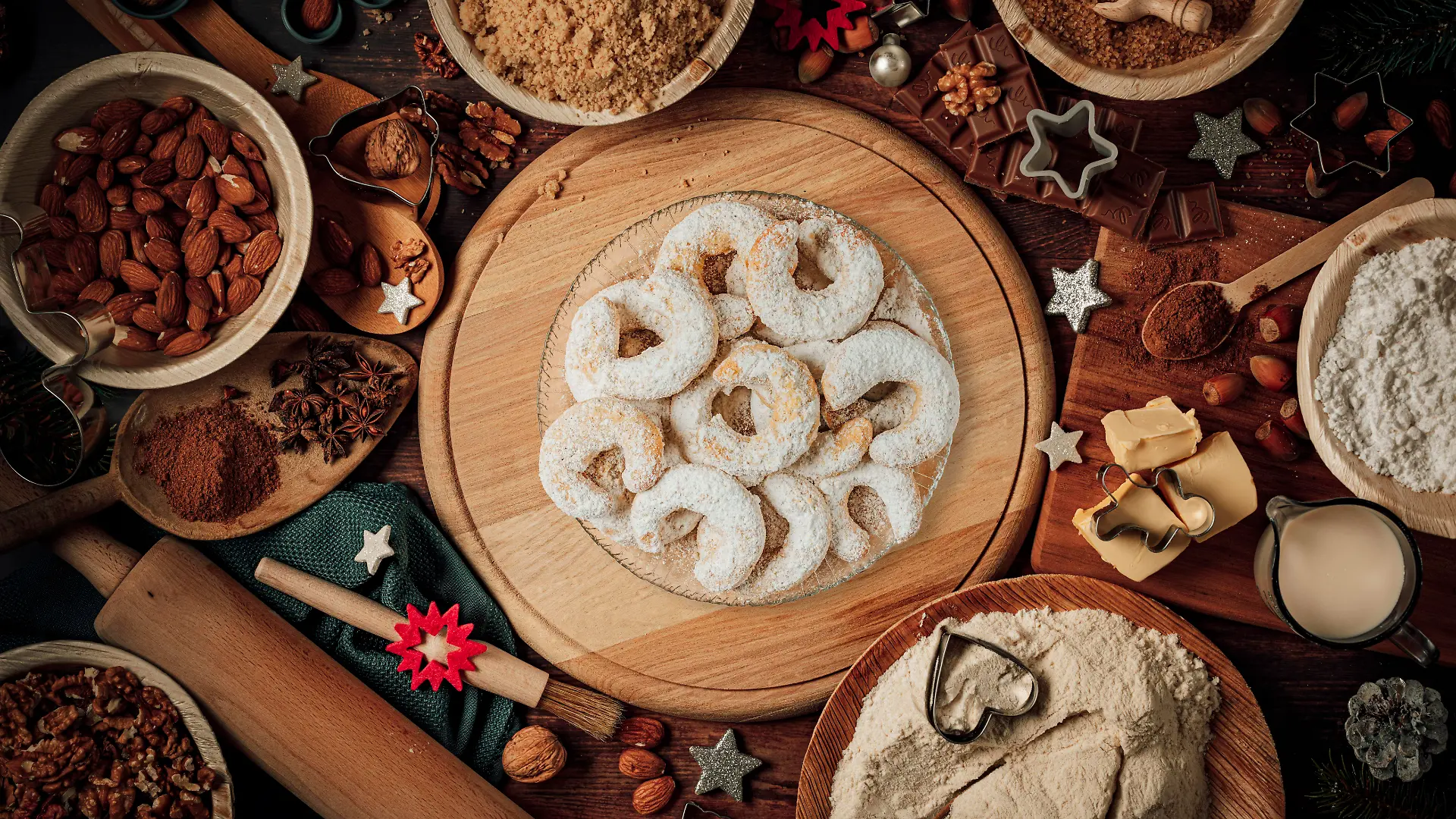 Teller mit Vanillekipferl, Backzutaten, Weihnachtsdeko, Mehl, Zucker, Mandeln, Nüsse, Zimt, Ausstechformen