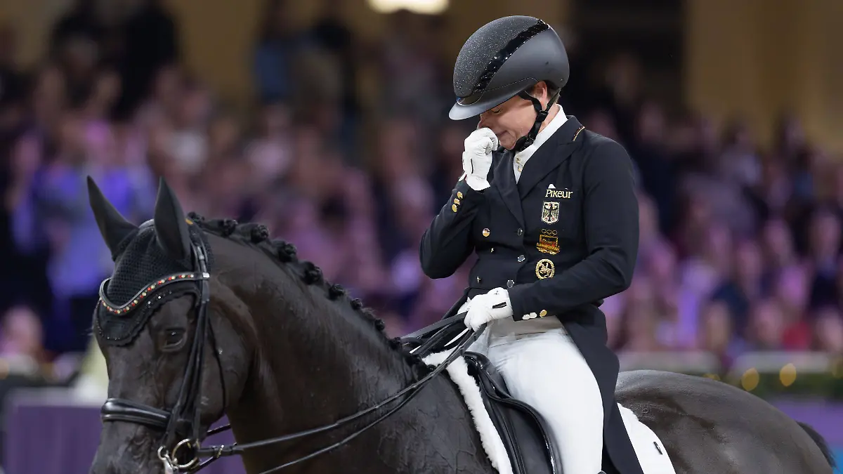 Isabell Werth kämpft mit den Tränen nach ihrem ersten Turnierauftritt seit dem Tod ihres Lebensgefährten Wolfgang Urban.