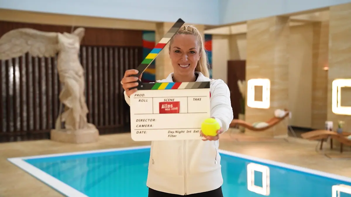 Tennisspielerin Sabine Lisicki steht mit einer Filmklappe im Filmset der RTL-Serie „Alles was zählt“ in einem Filmstudio in Köln