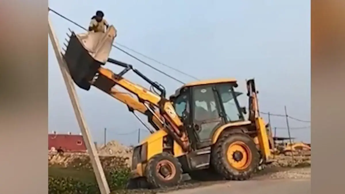 Bagger als Leiter! Arbeiter stürzen in Graben – weil Fahrer DIESEN Fehler macht  So repariert man keinen Strommast