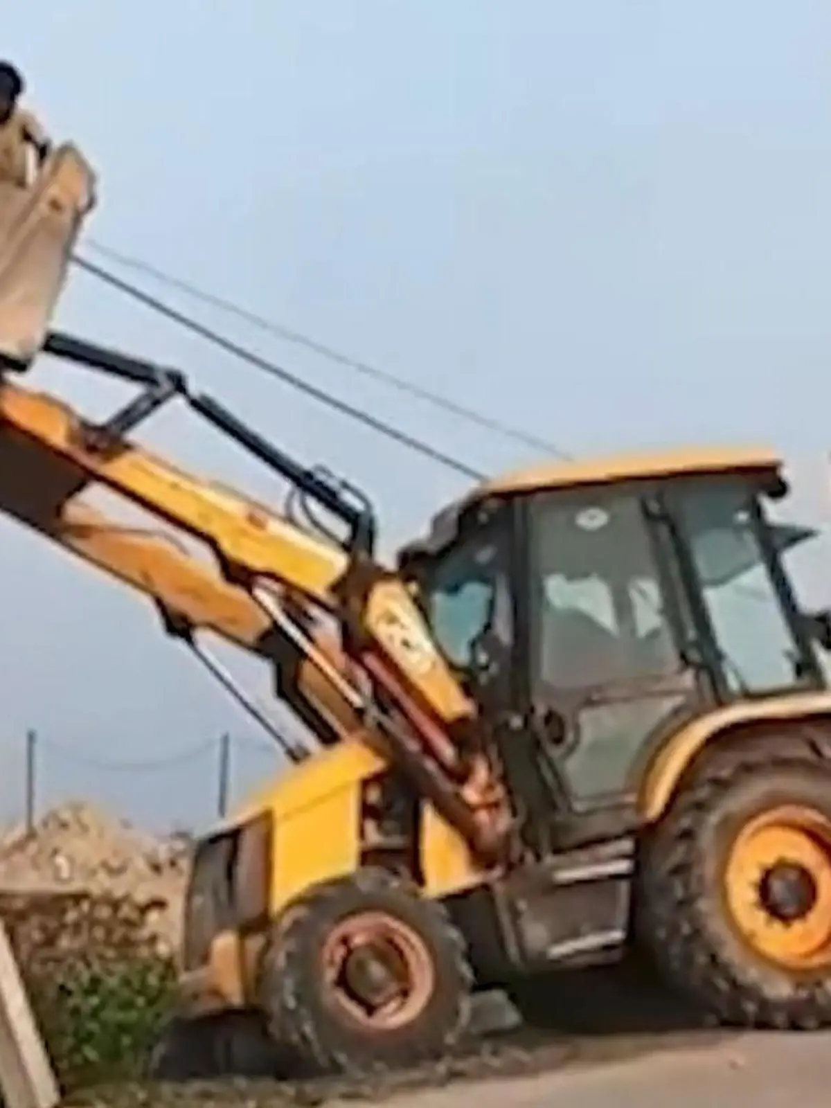 Bild zu: "Bagger als Leiter! Arbeiter stürzen in Graben – weil Fahrer DIESEN Fehler macht"