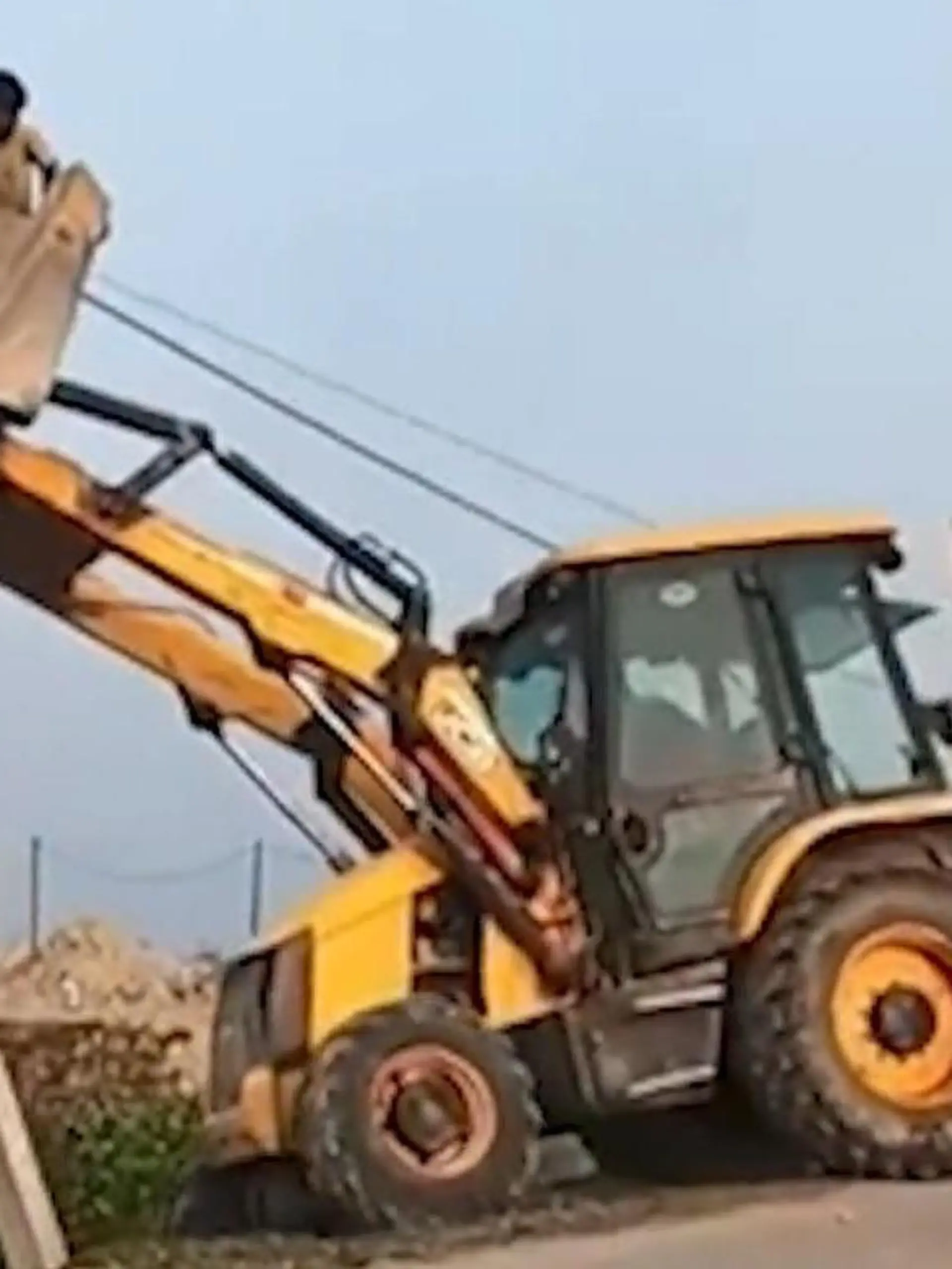 Bild zu: "Bagger als Leiter! Arbeiter stürzen in Graben – weil Fahrer DIESEN Fehler macht"