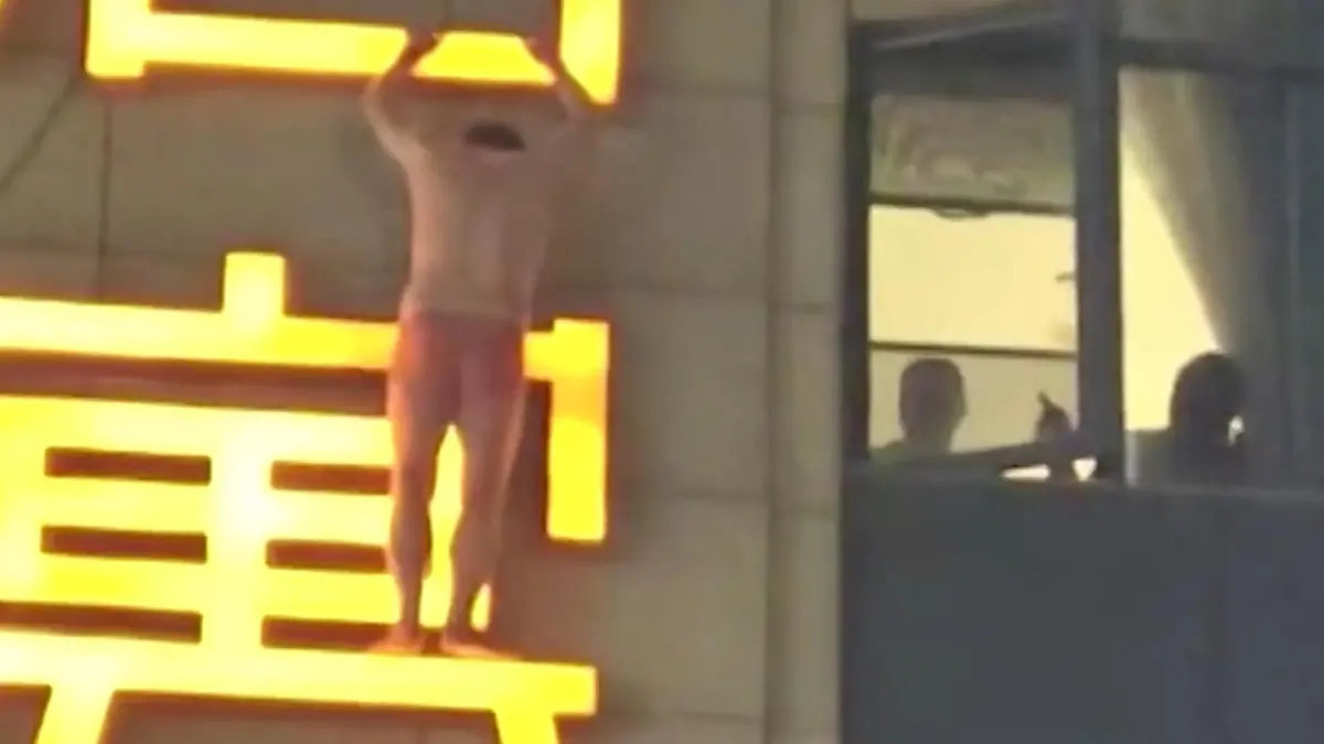 Frau erwischt Ehemann mit Affäre - dann baumelt er halbnackt an Hochhaus Riskanter Höhepunkt!