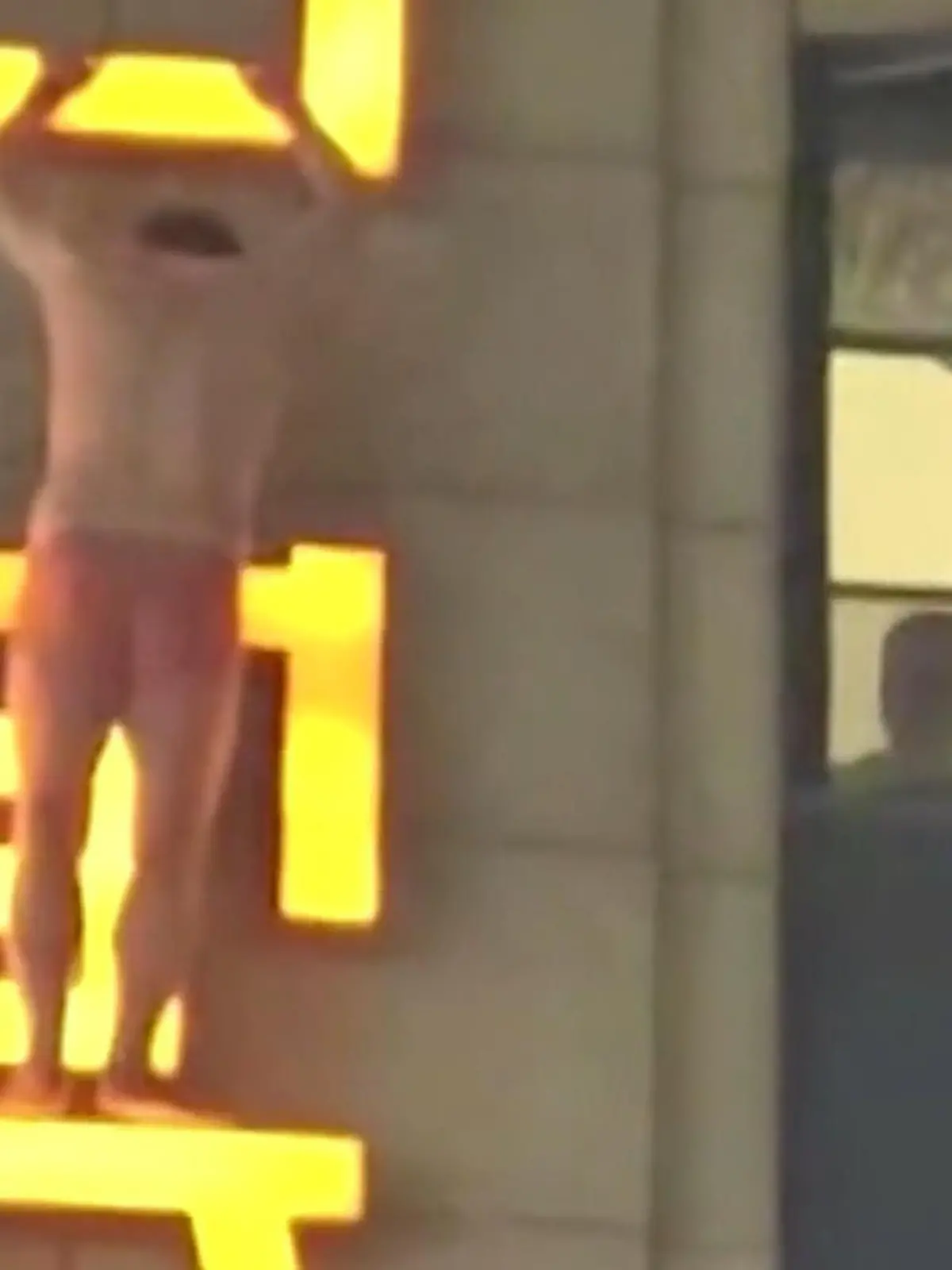 Bild zu: "Frau erwischt Ehemann mit Affäre - dann baumelt er halbnackt an Hochhaus "