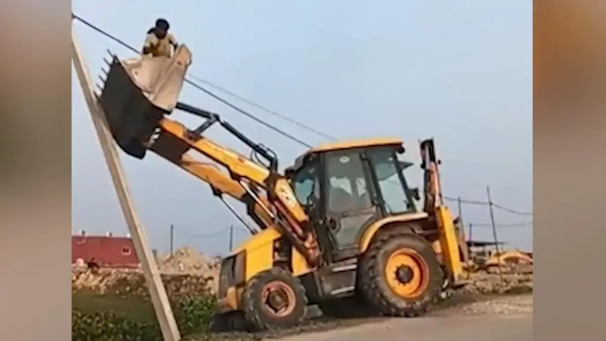 Bagger als Leiter! Arbeiter stürzen in Graben – weil Fahrer DIESEN Fehler macht  So repariert man keinen Strommast