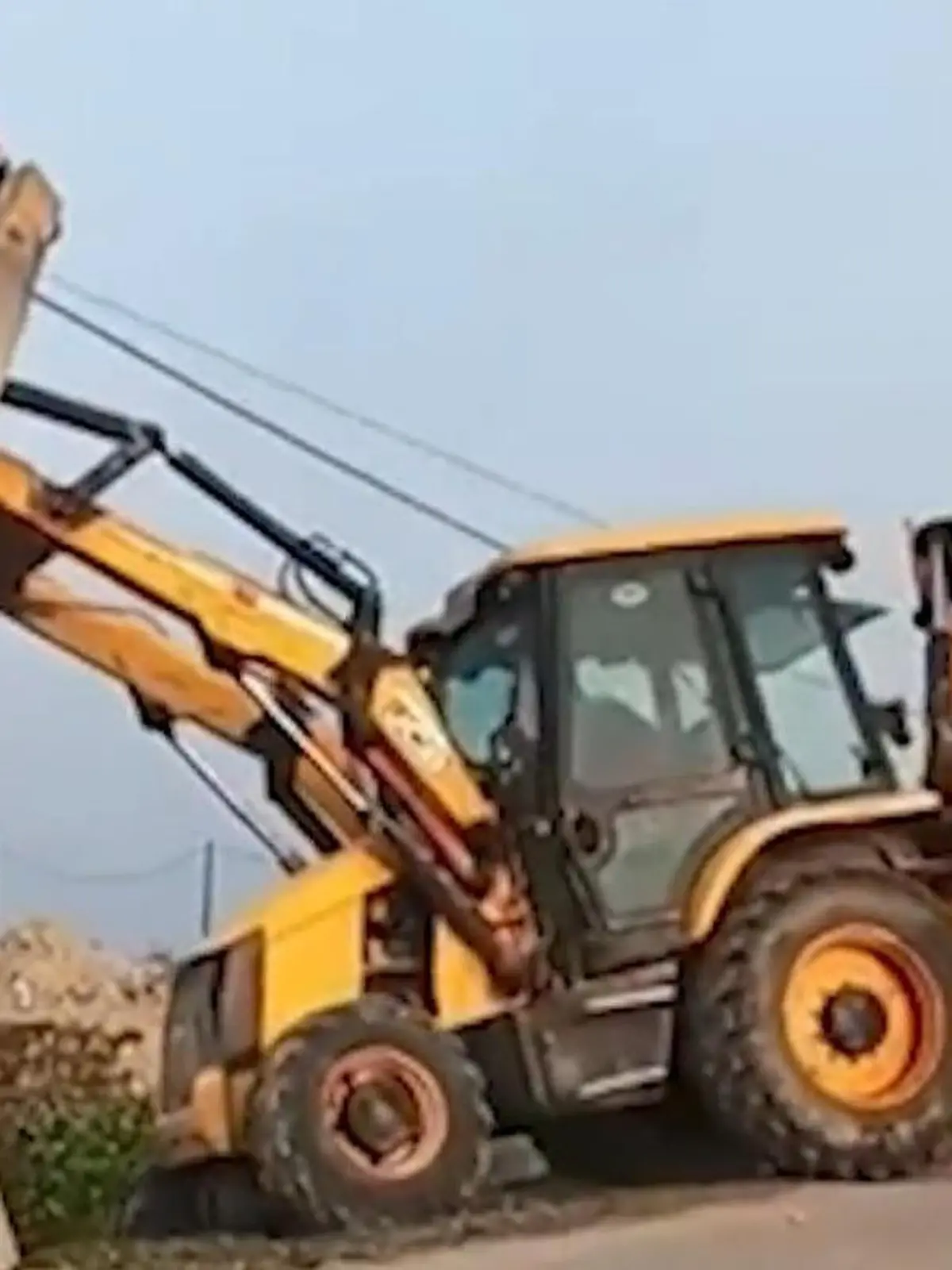 Bild zu: "Bagger als Leiter! Arbeiter stürzen in Graben – weil Fahrer DIESEN Fehler macht "