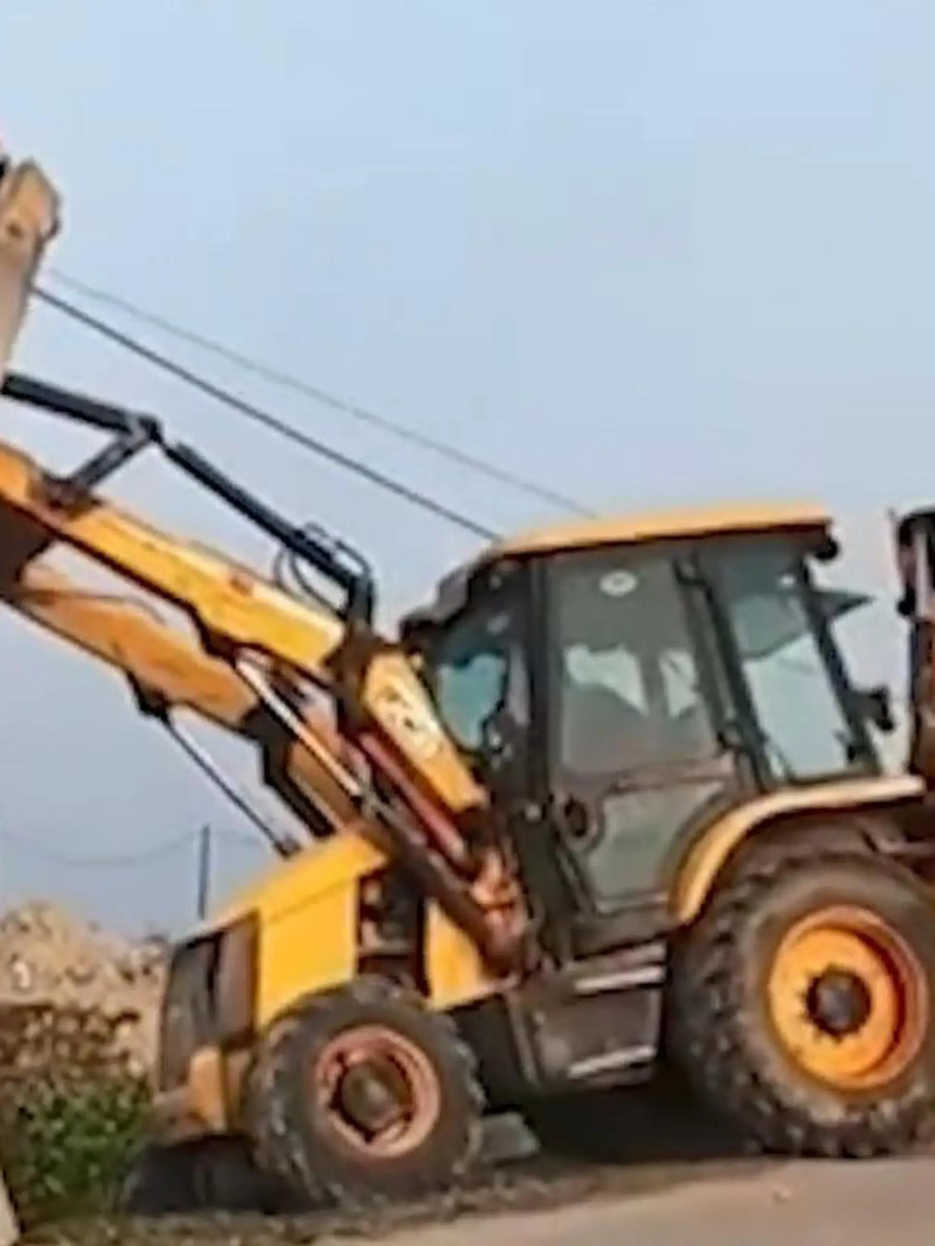 Bild zu: "Bagger als Leiter! Arbeiter stürzen in Graben – weil Fahrer DIESEN Fehler macht "