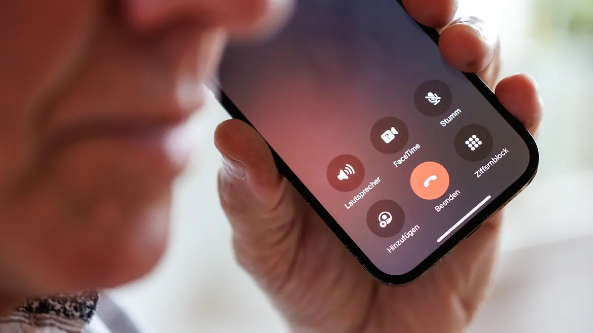 Die Betrüger halten den Mann über Stunden am Telefon. (Symbolbild)