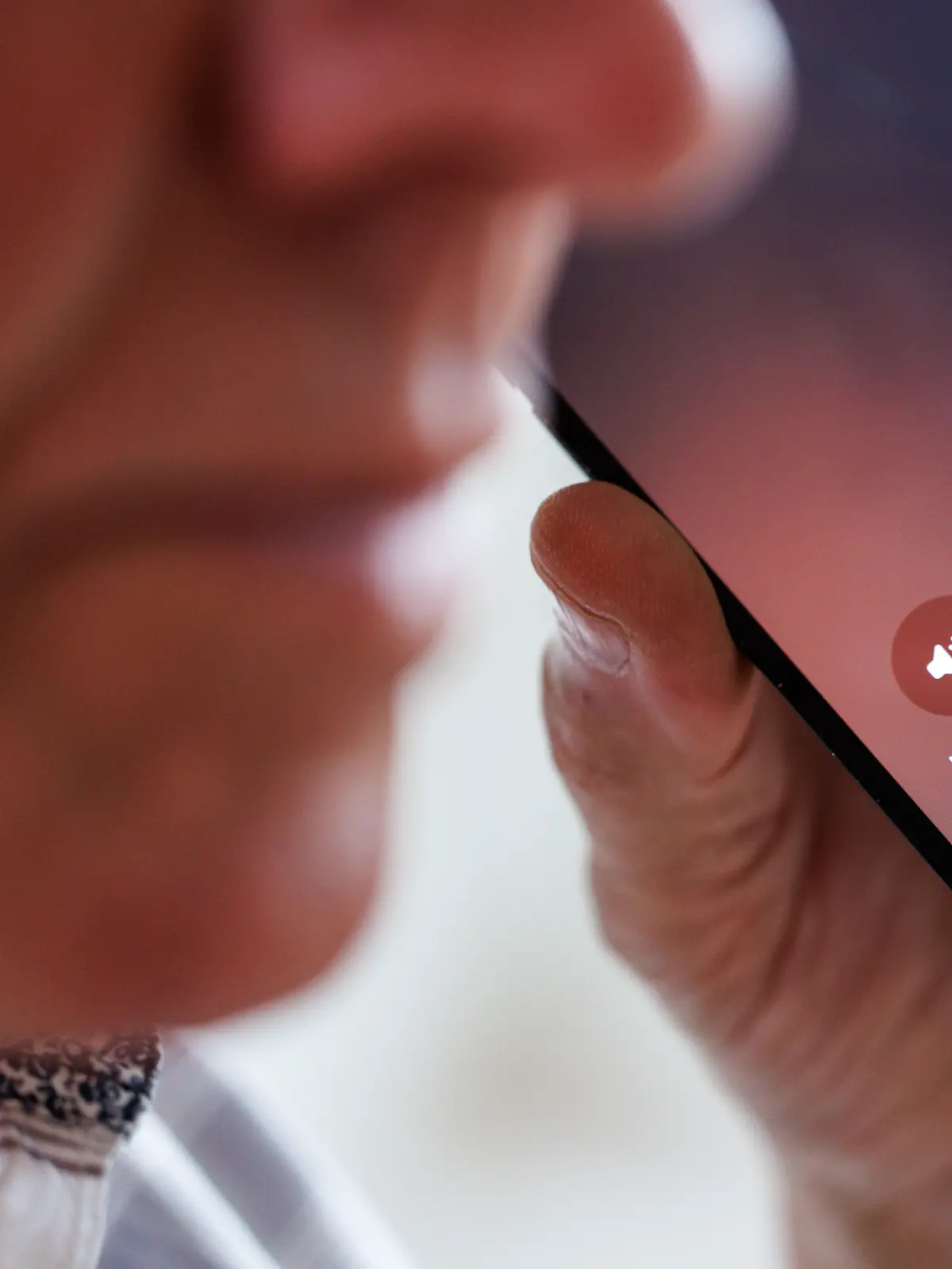 Die Betrüger halten den Mann über Stunden am Telefon. (Symbolbild)