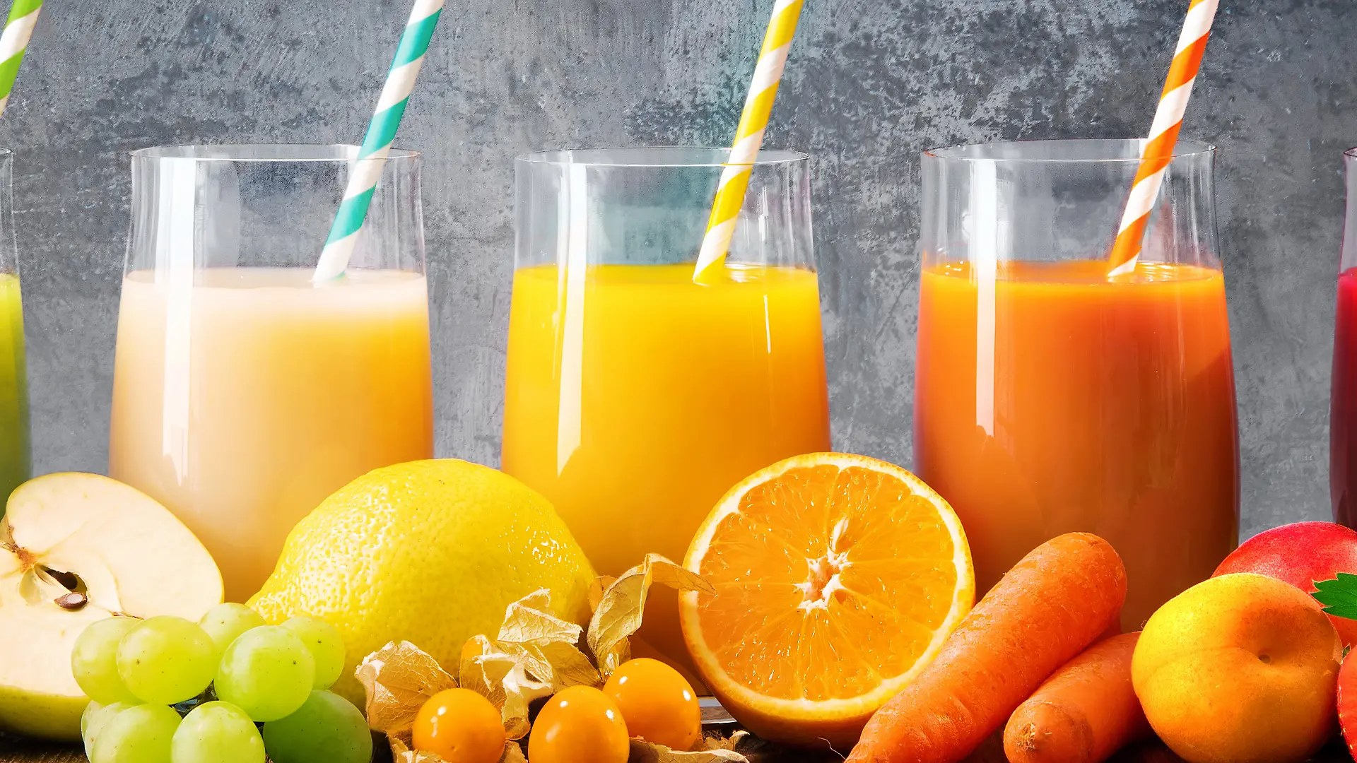 Obst- und Gemüsesäfte in verschiedenen Farben