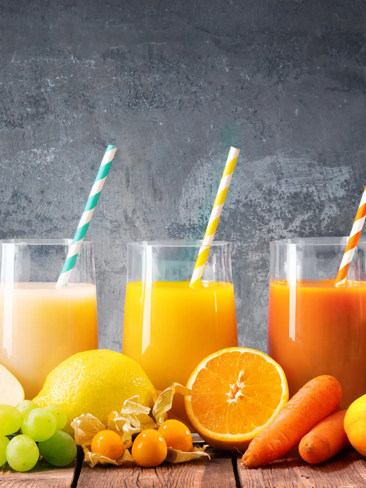 Obst- und Gemüsesäfte in verschiedenen Farben