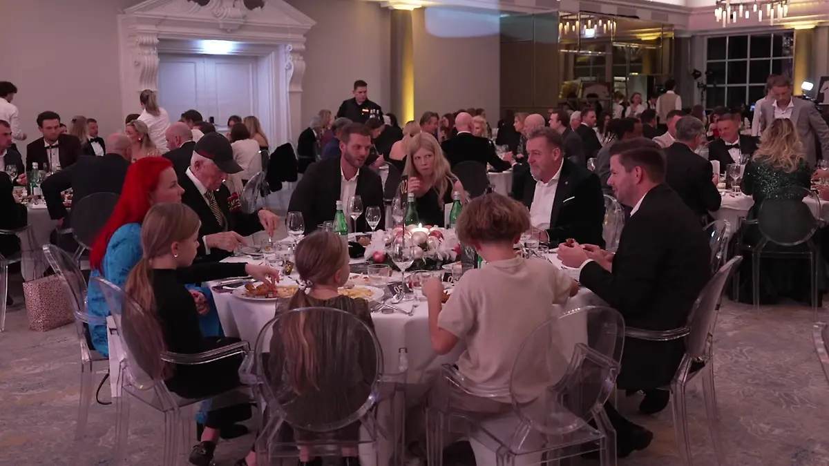 Besonderer Abend: Die schwer krebskranke 15-jährige Tochter des Ex-Bundesligaprofis Dennis Diekmeier tritt mit ihrer Familie bei der „Kinderlachen”-Gala auf.