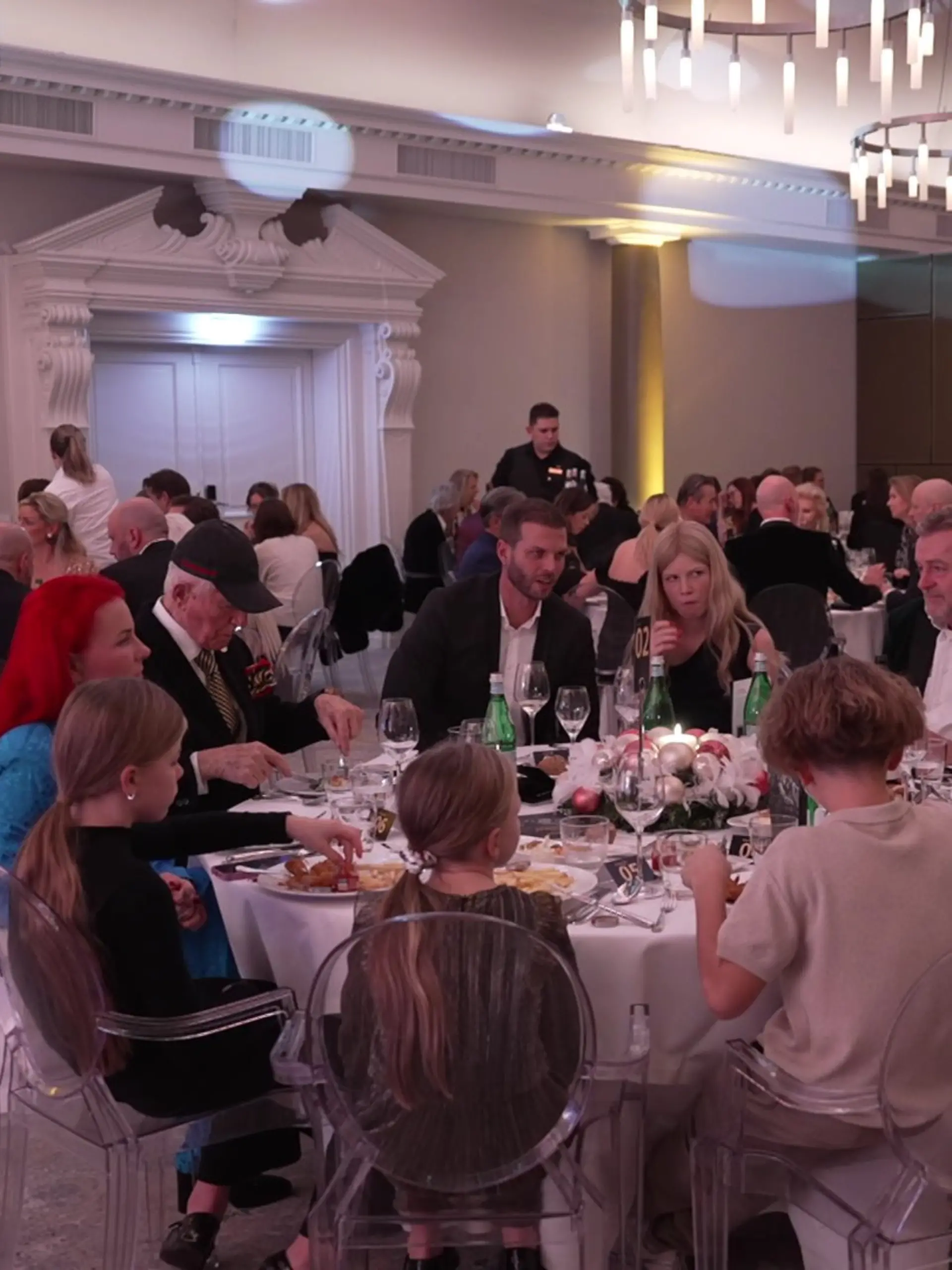 Bild zu: "Tapfere 15-Jährige! Dennis Diekmeier bringt krebskranke Delani mit zu Gala"