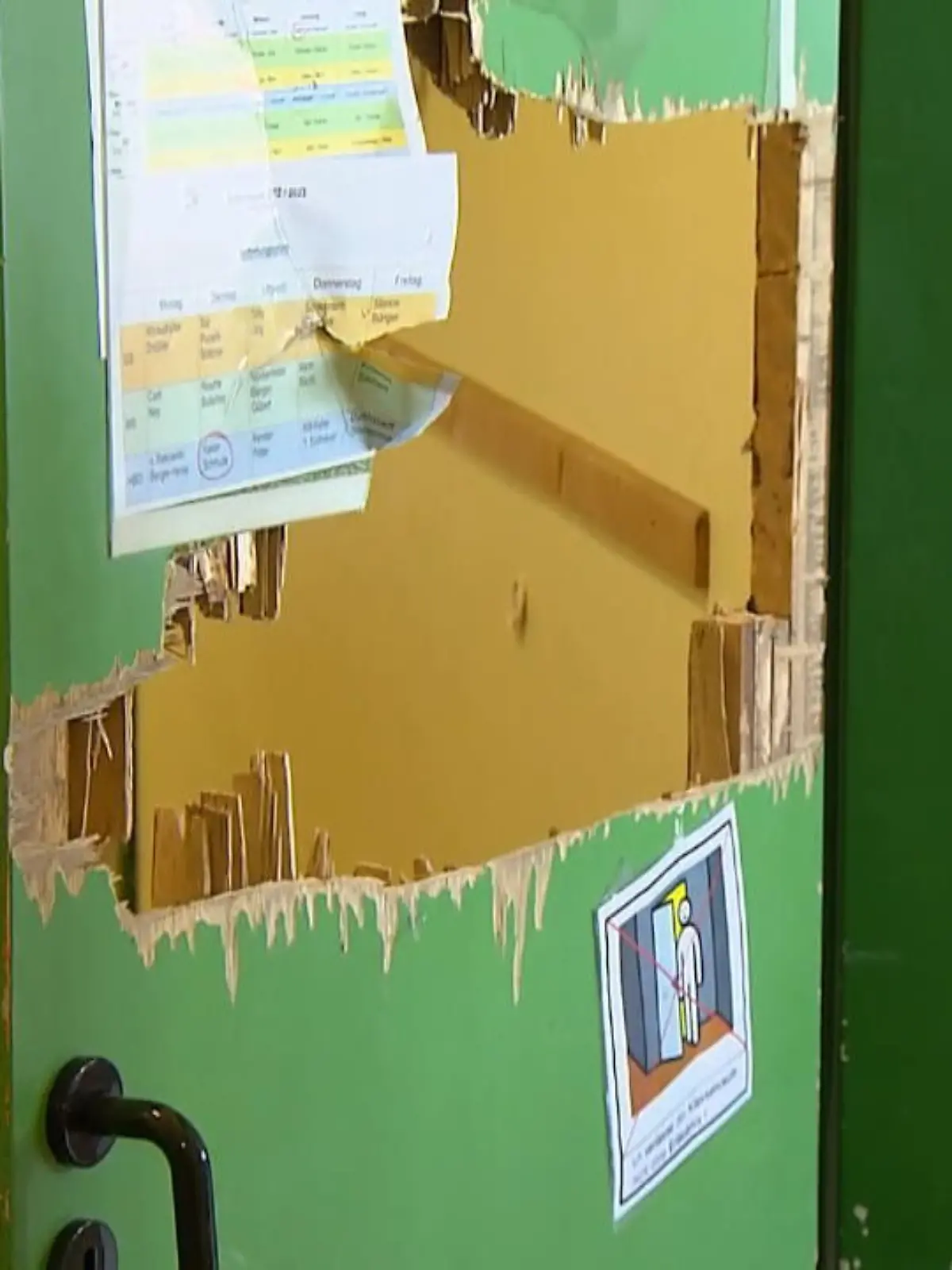 Hatte da etwa jemand keine Lust auf Schule? Und hat das Wochenende genutzt, um den Unterricht am Montag zu verhindern? Ein Bild der Zerstörung bot sich in zwei Schulen in Fritzlar (Hessen) am Sonntagmorgen: In der Nacht hatten Unbekannte die "Schule an den Türmen" in der Neustädter Straße und die "Schule am Dom" am Dr.-Jestädt-Platz verwüstet – so sehr, dass an Unterricht erst einmal unmöglich ist.