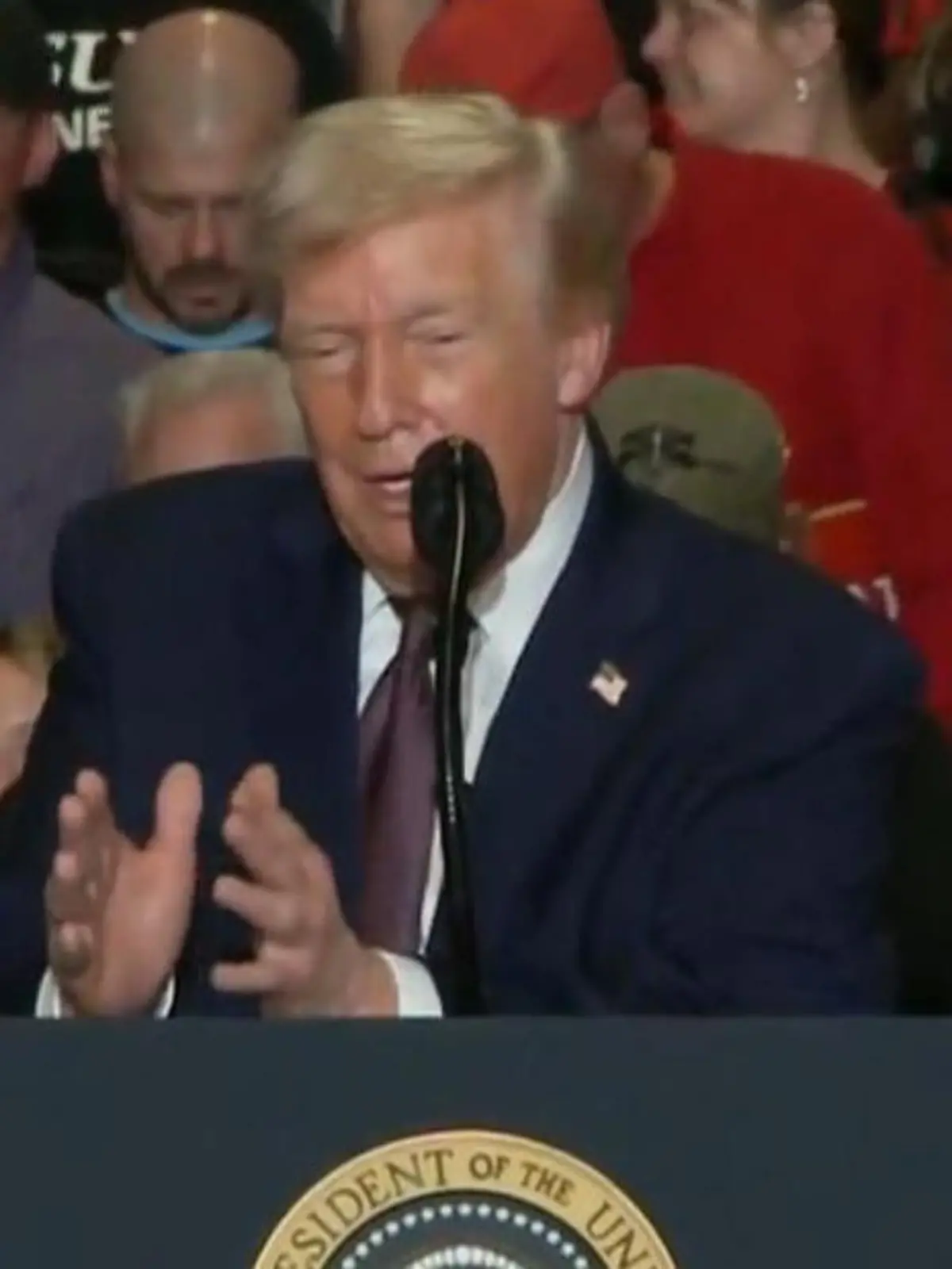 Bild zu: "Intime Dessous-Offenbarung! Plötzlich plaudert Trump über Melanias Unterwäsche"