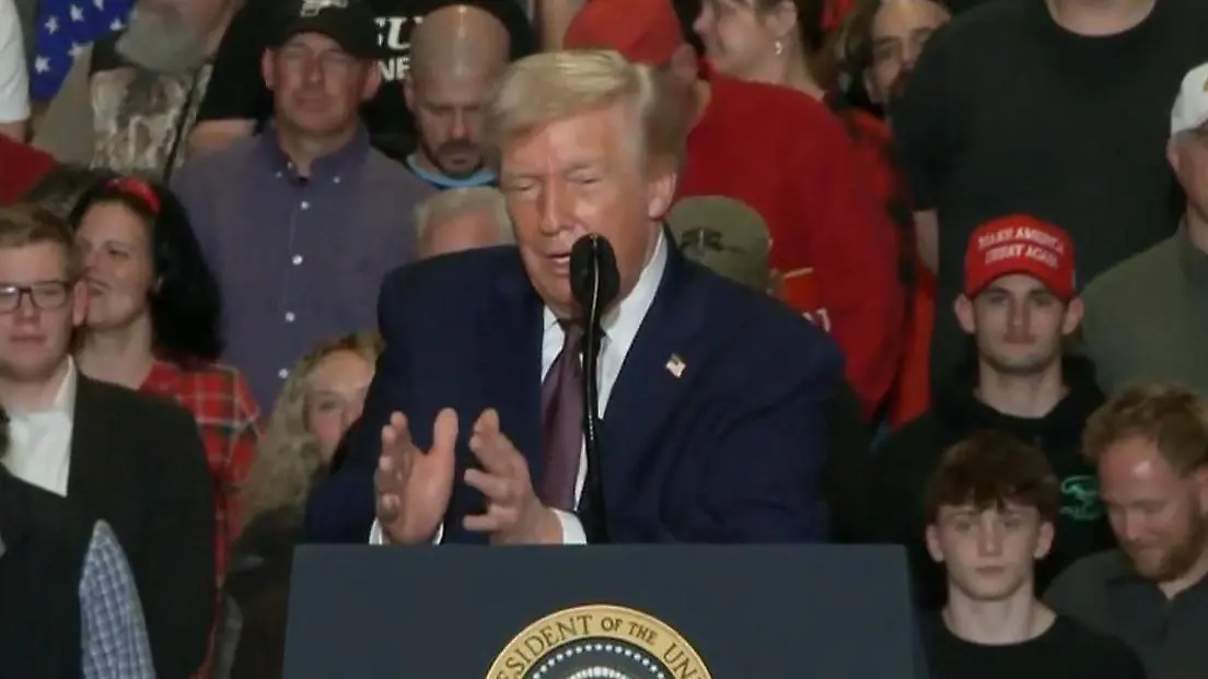 US-Pr-sident-Donald-Trump-plaudert-intim-ber-Melanias-Unterw-sche-vor-tausenden-Anh-ngern-