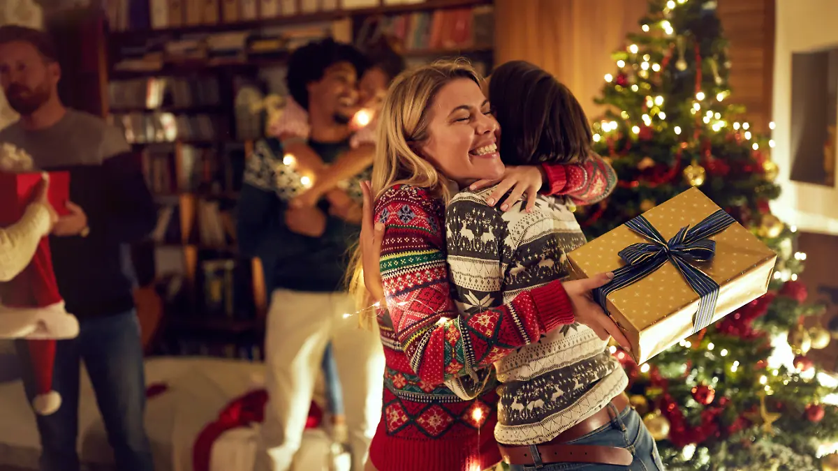 Glückliche Freundinnen feiern Weihnachten gemeinsam